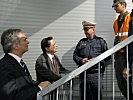Minister Darabos und Bundeskanzler Faymann im Gespräch mit Soldaten und Polizisten im Grenzraum. (Bild: Archiv)