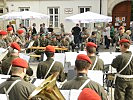 Intonierende Gardemusik vor zahlreichen Besuchern.