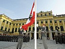 Flaggenparade vor dem Schloss Schönbrunn.