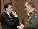 Minister Norbert Darabos mit General Patrick Nash, dem Kommandanten der EUFOR-Truppe im Tschad.