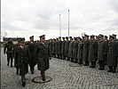 Festakt: General Entacher und Brigadier Dr. Fichtenbauer schreiten die Front ab.