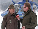 Oberstleutnant Greußing (l.) im Gespräch mit ORF-Vorarlberg Redakteur Korporal Klement.