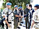 Bundesminister Scheibner wird von der internationalen Ehrenformation (Guard of Honor) vor dem HQ/UNFICYP in NICOSIA empfangen.