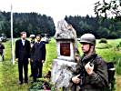 Gedenkstein am Grenzübergang Bleiburg-Grablach (li.: Herbert Scheibner und LH Dr. Jörg Haider nach der Enthüllung).