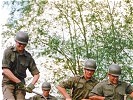 Archivphoto: Soldaten beim Bau einer Stahl-Behelfsbrücke.