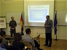 Die Bundeswehr setzt hauptamtliche Jugendoffiziere zur Informationsarbeit ein.