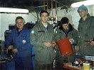 Der findige Berufsschuldirektor Ing. Heinz Pöcher (links) und sein Team im Heizraum von Hermon Hotel.