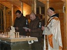 Soldaten verlesen die Fürbitten bei der Christmette.