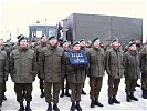 Teile von AUSLOG/SFOR bei der Flaggenparade.