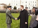 Scheibner gratuliert dem Lehrgangsbesten