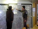 Für Auslandseinsätze des Bundesheeres verantwortlich, Brigadier Segur läßt sich an der Lagekarte einweisen.