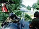 Ein Jagdpanzer Kürassier überwacht eine Zufahrtsstraße.