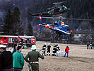 Bundesheer AB-212 und die Libelle des Innenministeriums nehmen Wasser auf. © Stöflin