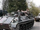 Mitfahren am Schützenpanzer.