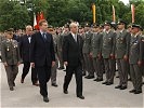 Bundespräsident Dr. Thomas Klestil und Verteidigungsminister Herbert Scheibner beim Abschreiten der Front.