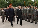 Bundespräsident Dr. Thomas Klestil und Verteidigungsminister Herbert Scheibner beim Abschreiten der Front.