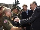 Klestil zeigt sich von der Militärhundestaffel beeindruckt.