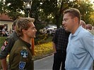 Bundesminister Herbert Scheibner besucht den Informationsstand in Stammersdorf.