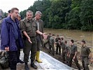 Verteidigungsminister Scheibner beim Lokalaugenschein in Grafenwörth (NÖ) tief betroffen. "Bundesheer-Hilfe bis zum Menschenmöglichen".