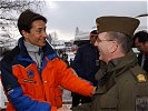 Finanzminister Karl-Heinz Grasser fachsimpelt mit dem Kommandanten der Luftstreitkräfte, Erich Wolf.