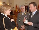 Verteidigungsminister Platter im Gespräch mit Journalisten.