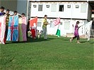 "Flaggenparade" des multiethnischen Schwimmkurses im Camp Casablanca.