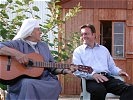 Schwester Johanna und Minister Platter beim gemeinsamen Musizieren.