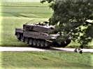  Kampfpanzer Leopard 2 bei Straßenüberquerung.