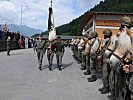 Der Fahnentrupp der 6. Jägerbrigade beim Abschreiten der Front im Rahmen der Eröffnung des Festaktes.