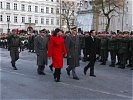 Erster offizieller Auftritt in Salzburg: Minister Darabos mit Militärkommandant Berktold und LH Burgstaller.