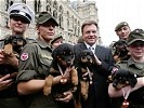 Die Taufe des Y-Wurfes. Vor ca. 20 Jahren begann die Militärhundestaffel mit den Hundetaufen.