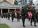 Soldaten brachten die Kränze zu ihren Bestimmungsorten.