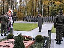 Generalmajor Heidecker bei der Kranzniederlegung vor der Soldatenkirche.