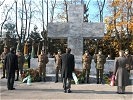 ... bei der Kranzniederlegung vor dem Mahnmal für die Gefallenen des Ersten Weltkrieges.