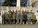 Generalmajor Bair und Oberst Nagel (vorne in der Mitte) mit den Gästen.