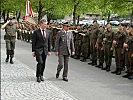 Brigadier Konzett, r., und Landesrat Schwärzler schreiten die Front ab.