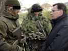 Norbert Darabos im Gespräch mit Soldaten der Elite-Truppe.