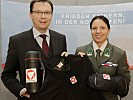 Verteidigungsminister Darabos, l., überreichte Wachtmeister Grillitsch Spezialausrüstung für den "Wettlauf zum Südpol".