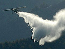 In knapp 50 Flugstunden warfen die Soldaten 193.000 Liter Wasser über den Bränden ab.