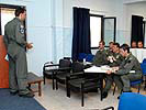 Die Bundesheer-Piloten beim Briefing durch einen griechischen Kollegen.