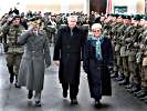 Generalmajor Heinrich Winkelmayer, Bürgermeister Josef Weinhandl und Landtagspräsidentin Walburga Beutl  beim Abschreiten der Front.