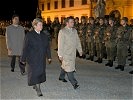 Bundesminister Platter und Frau Landeshauptmann Klasnic beim Abschreiten der Front.