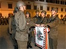 Vier Soldaten wurden stellvertretend für ihre Kameraden direkt am Feldzeichen angelobt.