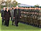 Nationalratspräsident Andreas Khol gemeinsam mit LH Klasnic, Generalmajor Winkelmayer und Bürgermeister Doppler beim Abschreiten der Front.