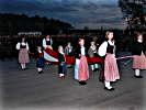 Kinder der Trachtengruppe bringen die Bundesflagge.