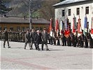 Präsident Holztrattner, Generalleutnant Entacher, Brigadier Berktold und Oberst Fischer schreiten die Front ab.