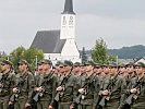 Die 625 Rekruten sind am Sportplatz in Lochen angetreten.