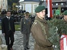 Militärkommandant Ebner und Bürgermeister Rinösl legen bei der Totenehrung einen Kranz nieder.