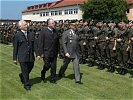 Bürgermeister Bauer, Landtagspräsident Purr und Generalmajor Winkelmayer schreiten die Front ab.