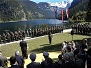 Die Angelobung am Seeufer vor dem Dachstein.